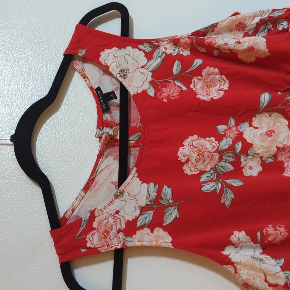 Torrid Red Cream Floral Round Neck Button Up Back Sleeveless Top Size 1‎ - Picture 3 of 8